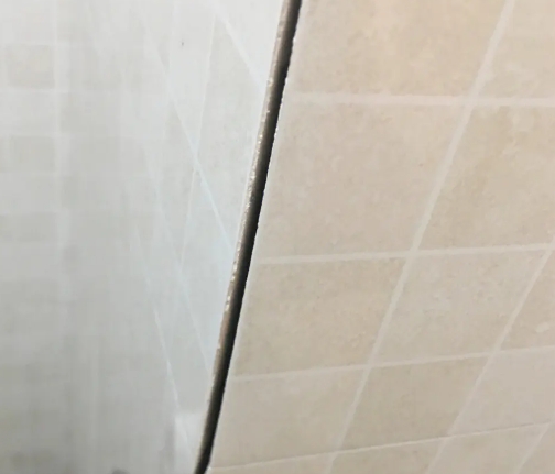 三江瓷砖空鼓维修公司分享阳台瓷砖脱落的修复过程可以分为以下几个步骤