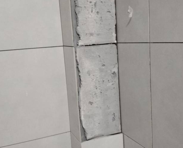 三江瓷砖空鼓维修公司分享下瓷砖施工前基层浇水润湿程度不足，可能导致以下问题