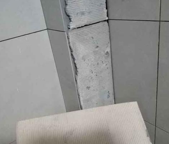 三江瓷砖空鼓维修公司分享下厨房瓷砖脱落的补救措施。